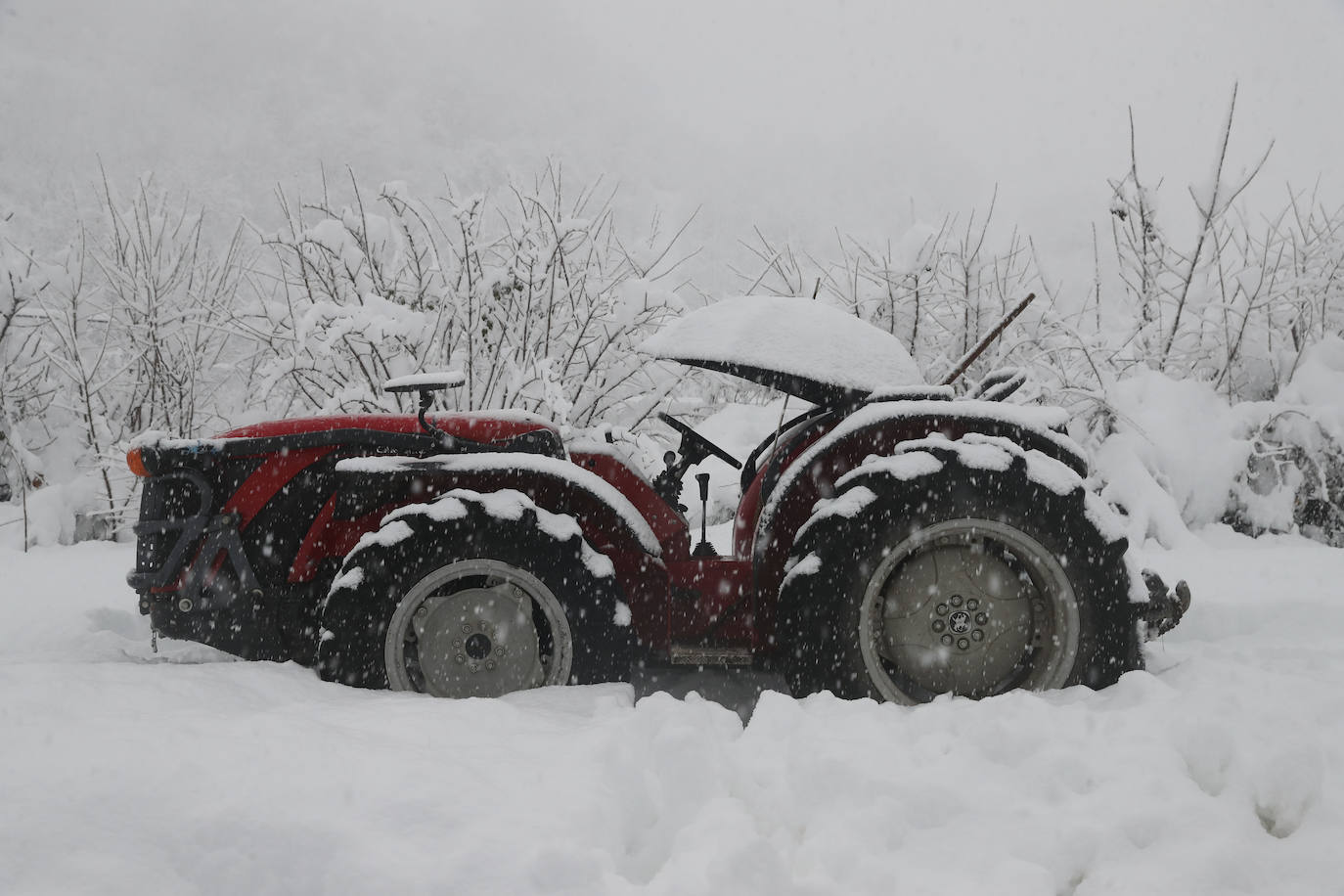 El implacable temporal de nieve no permite retomar la búsqueda del operario de la quitanieves desaparecido en el puerto de San Isidro. 