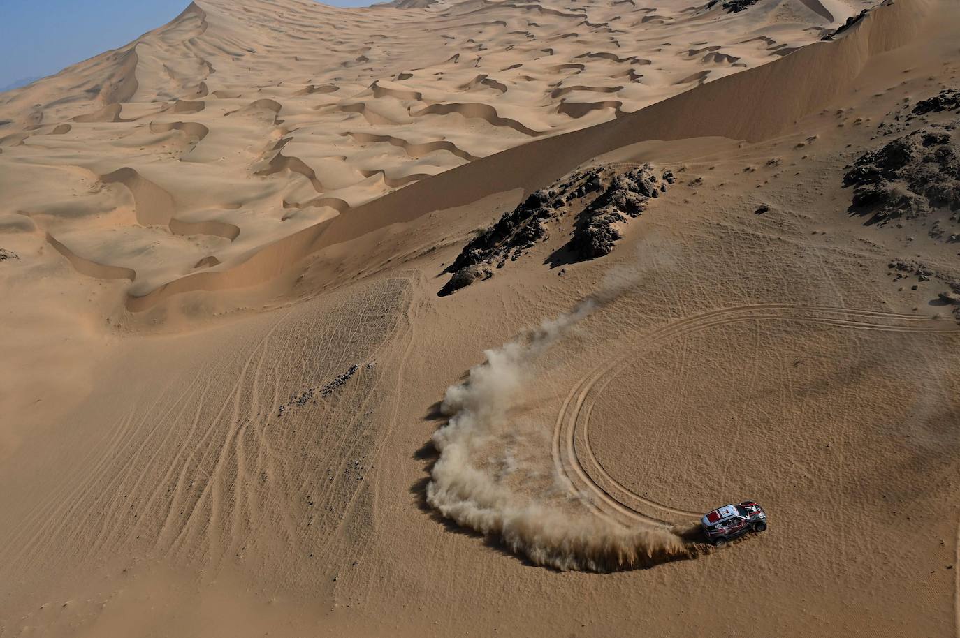 Las imágenes que han dejado las primeras etapas del Rally Dakar, espectáculo y belleza en el desierto de Arabia