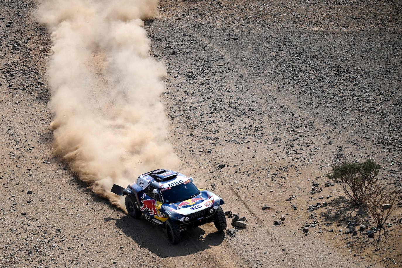 Las imágenes que han dejado las primeras etapas del Rally Dakar, espectáculo y belleza en el desierto de Arabia