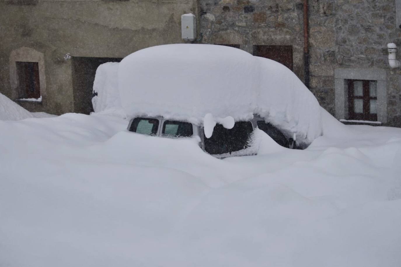 La nieve caída en las últimas horas en Asturias ha dejado estampas maravillosas, pero también ha alterado la vida de los vecinos de las zonas más altas de la región.