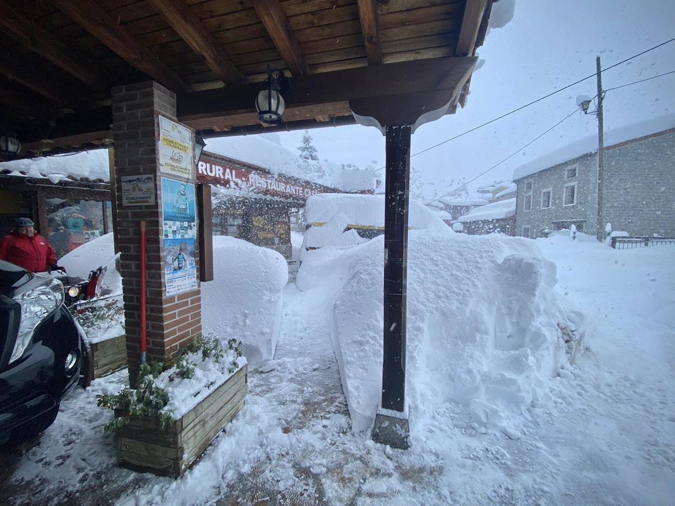 La nieve caída en las últimas horas en Asturias ha dejado estampas maravillosas, pero también ha alterado la vida de los vecinos de las zonas más altas de la región.