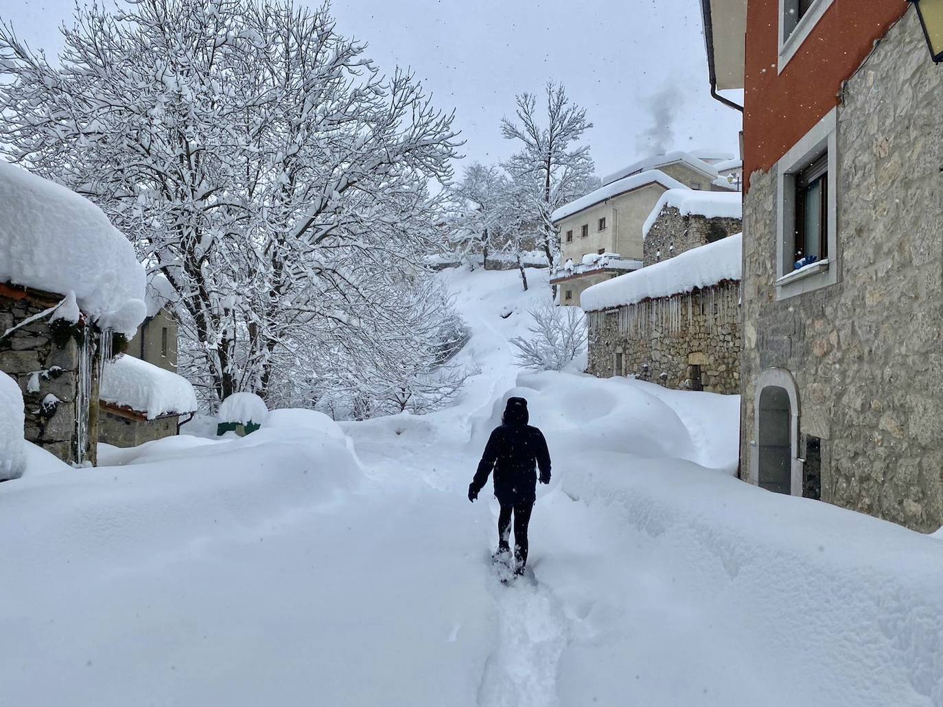 La nieve caída en las últimas horas en Asturias ha dejado estampas maravillosas, pero también ha alterado la vida de los vecinos de las zonas más altas de la región.