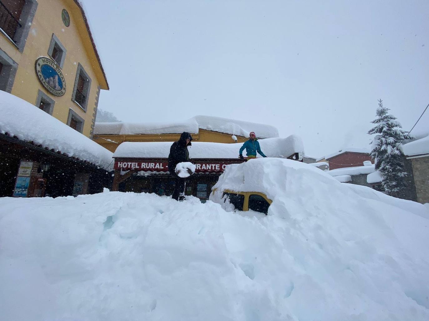 La nieve caída en las últimas horas en Asturias ha dejado estampas maravillosas, pero también ha alterado la vida de los vecinos de las zonas más altas de la región.