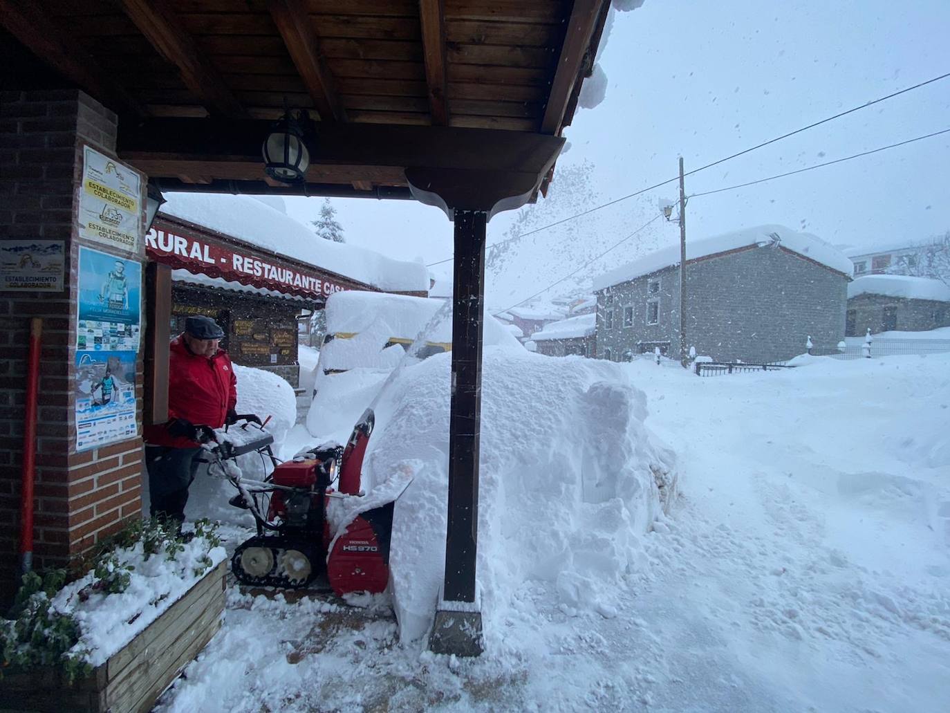 La nieve caída en las últimas horas en Asturias ha dejado estampas maravillosas, pero también ha alterado la vida de los vecinos de las zonas más altas de la región.