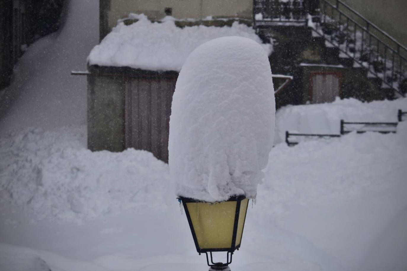 La nieve caída en las últimas horas en Asturias ha dejado estampas maravillosas, pero también ha alterado la vida de los vecinos de las zonas más altas de la región.