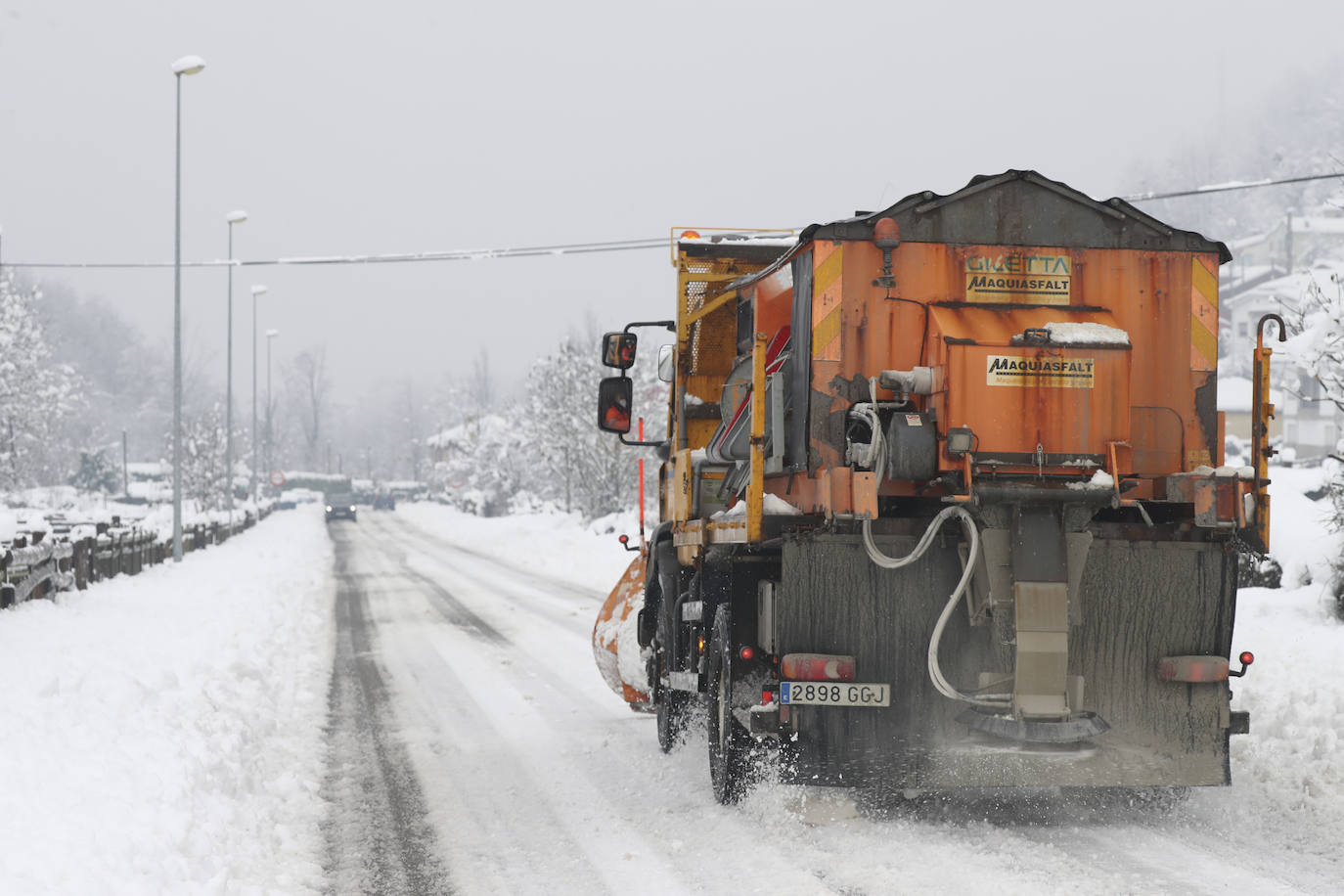 La nieve caída en las últimas horas en Asturias ha dejado estampas maravillosas, pero también ha alterado la vida de los vecinos de las zonas más altas de la región.