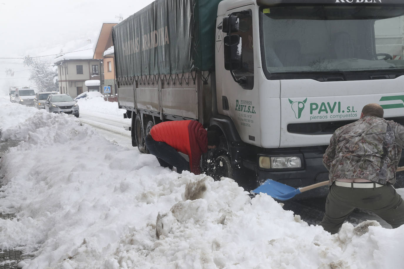 La nieve caída en las últimas horas en Asturias ha dejado estampas maravillosas, pero también ha alterado la vida de los vecinos de las zonas más altas de la región.