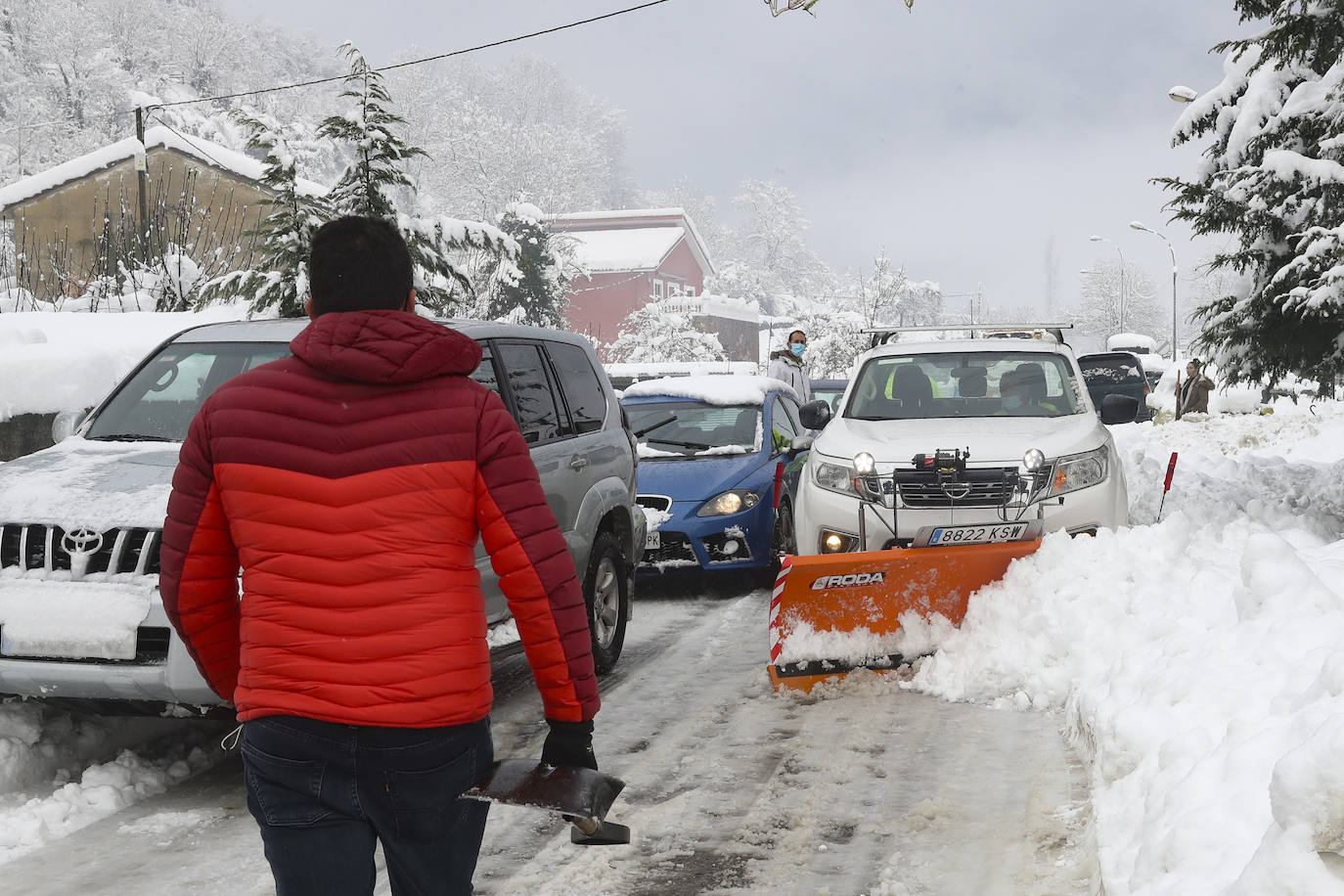 La nieve caída en las últimas horas en Asturias ha dejado estampas maravillosas, pero también ha alterado la vida de los vecinos de las zonas más altas de la región.