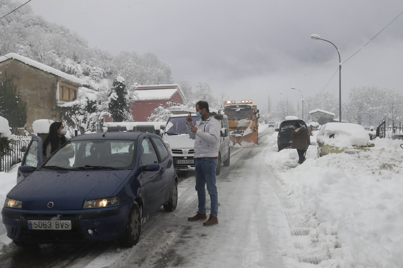 La nieve caída en las últimas horas en Asturias ha dejado estampas maravillosas, pero también ha alterado la vida de los vecinos de las zonas más altas de la región.