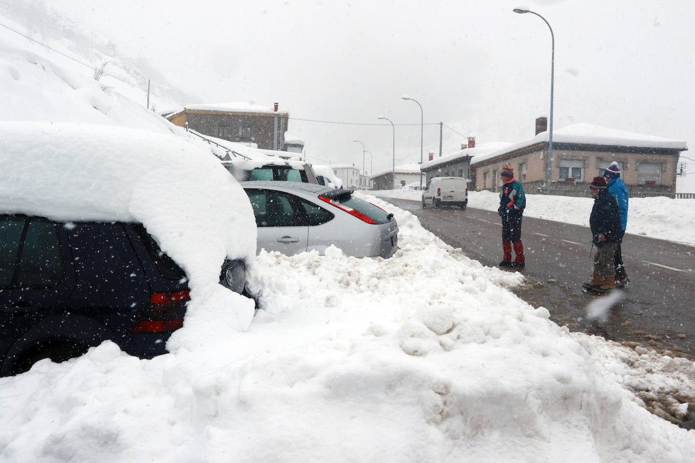 La nieve caída en las últimas horas en Asturias ha dejado estampas maravillosas, pero también ha alterado la vida de los vecinos de las zonas más altas de la región.