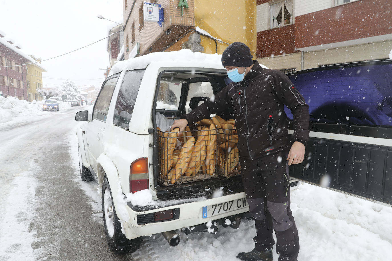 La nieve caída en las últimas horas en Asturias ha dejado estampas maravillosas, pero también ha alterado la vida de los vecinos de las zonas más altas de la región.