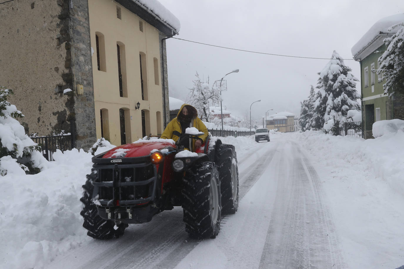 La nieve caída en las últimas horas en Asturias ha dejado estampas maravillosas, pero también ha alterado la vida de los vecinos de las zonas más altas de la región.