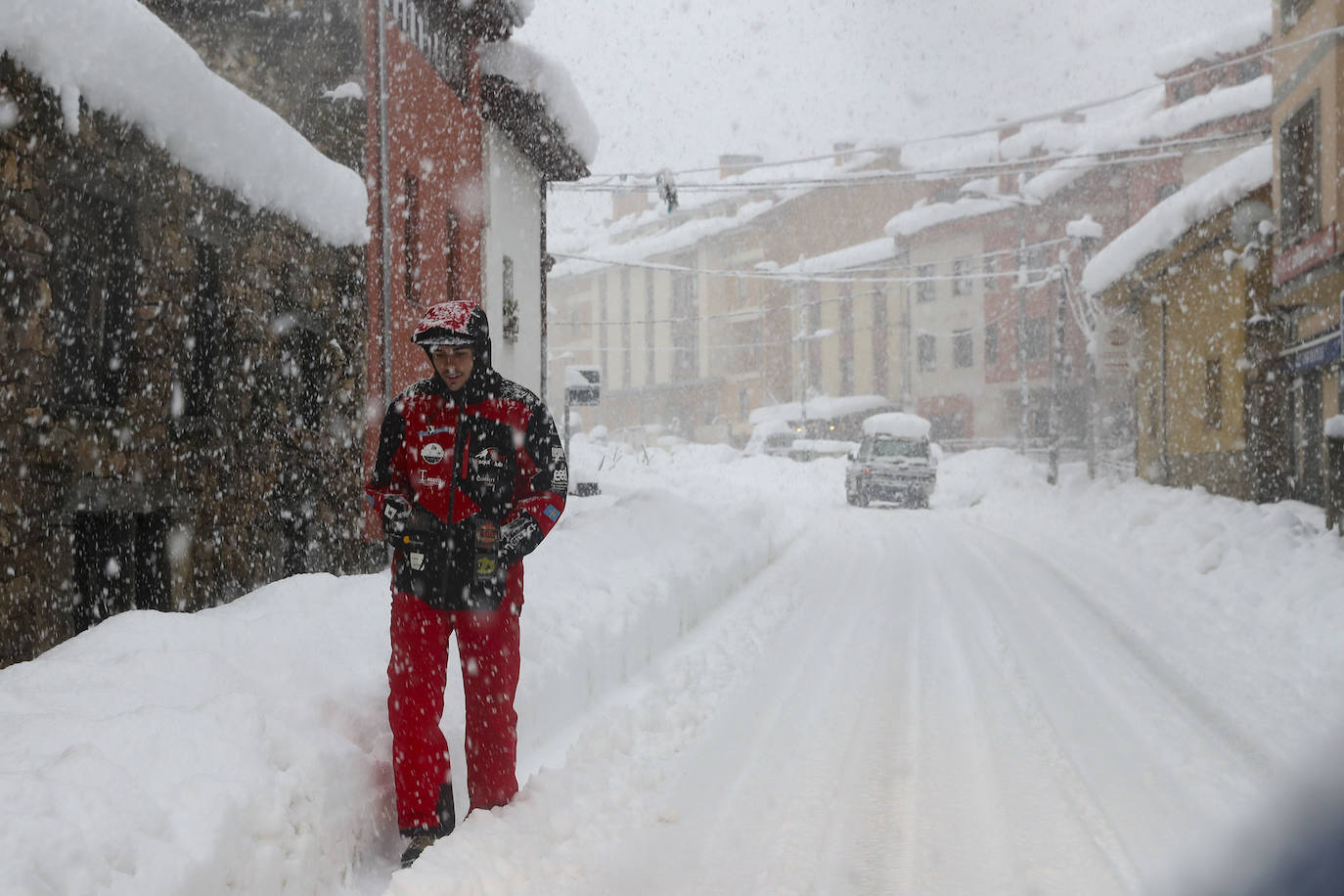 La nieve caída en las últimas horas en Asturias ha dejado estampas maravillosas, pero también ha alterado la vida de los vecinos de las zonas más altas de la región.