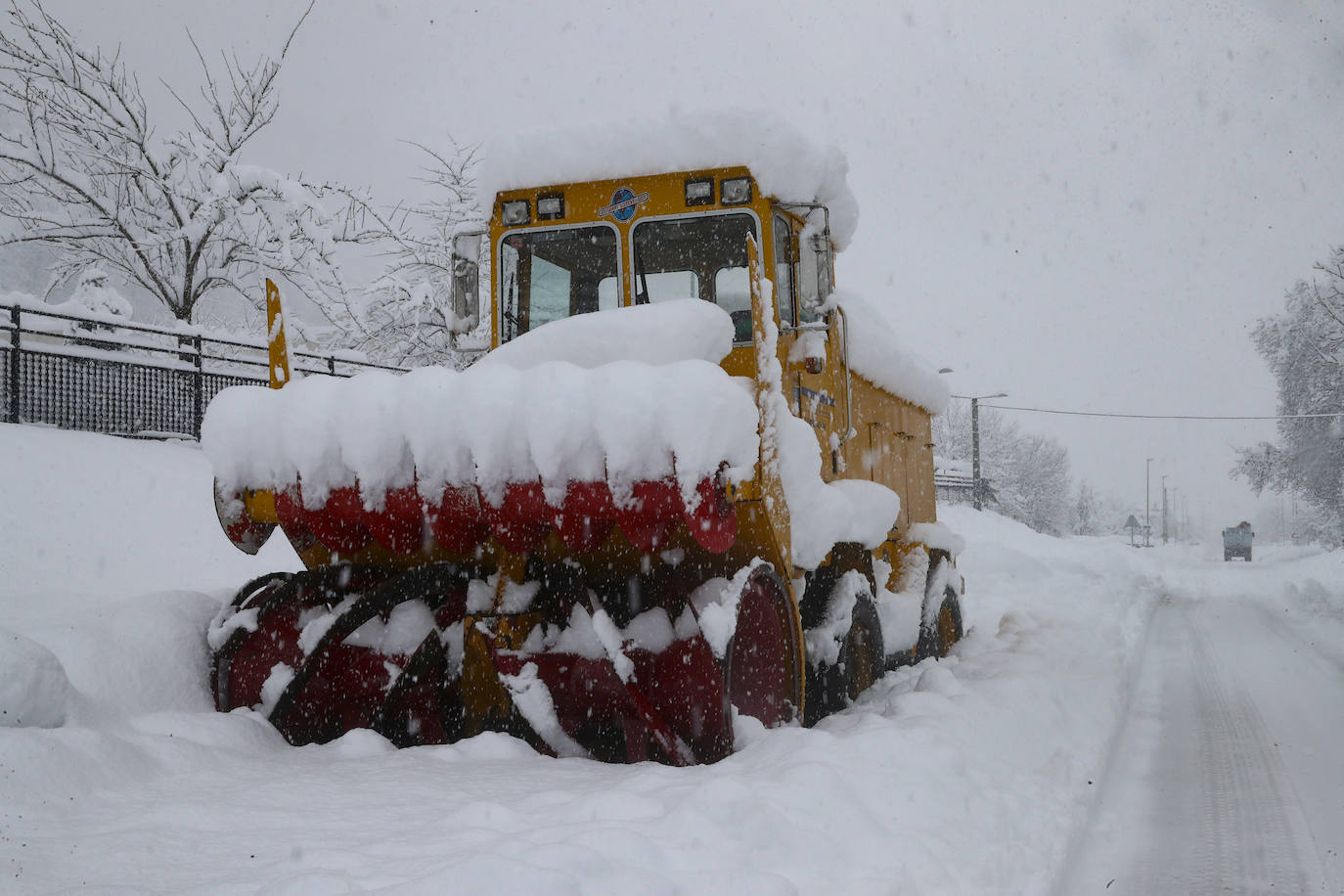 La nieve caída en las últimas horas en Asturias ha dejado estampas maravillosas, pero también ha alterado la vida de los vecinos de las zonas más altas de la región.