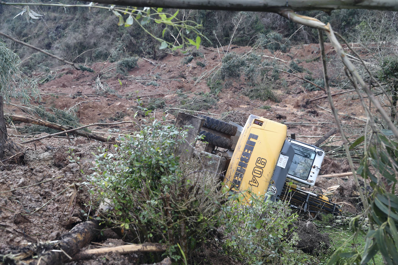 La ladera de un monte de Villaviciosa se derrumba por completo, sepultando parte de un camino