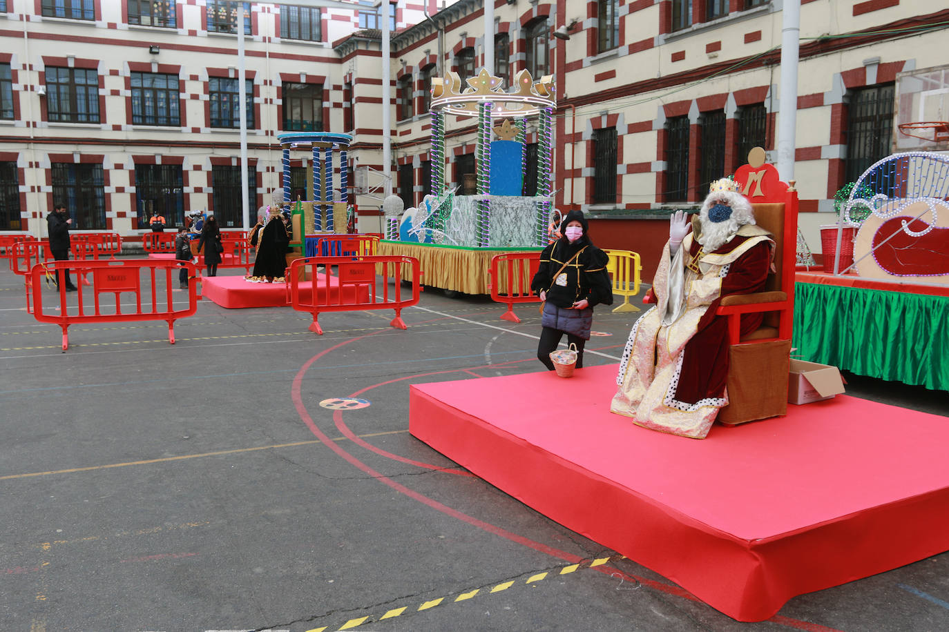A pesar de la pandemia, Melchor, Gaspar y Baltasar no han querido olvidarse de los regalos de ningún niño de Asturias y han realizado un recorrido de lo más completo a lo largo de toda la región. Eso sí, siempre cumpliendo las medidas de seguridad frente al coronavirus. Por eso los Reyes Magos de Oriente no han podido realizar las tradicionales cabalgatas. Así, durante el pasado lunes y este martes, Sus Majestades, acompañados del Príncipe Aliatar, han atendido las peticiones de los más pequeños de Oviedo, Gijón, Avilés, Mieres, Colloto, Villaviciosa, Cangas del Narcea, Lugones y muchos otros municipios asturianos. 
