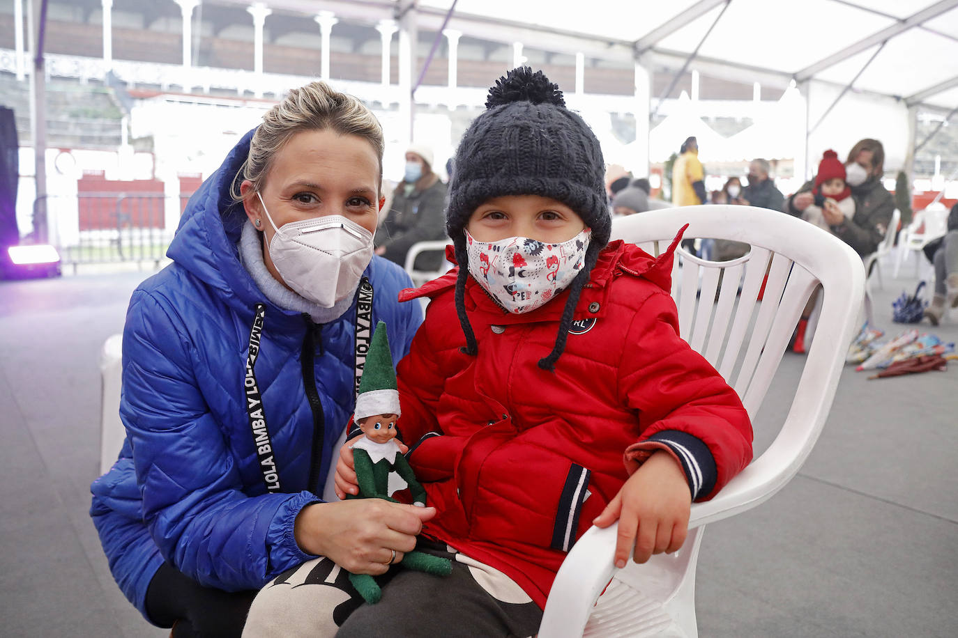 A pesar de la pandemia, Melchor, Gaspar y Baltasar no han querido olvidarse de los regalos de ningún niño de Asturias y han realizado un recorrido de lo más completo a lo largo de toda la región. Eso sí, siempre cumpliendo las medidas de seguridad frente al coronavirus. Por eso los Reyes Magos de Oriente no han podido realizar las tradicionales cabalgatas. Así, durante el pasado lunes y este martes, Sus Majestades, acompañados del Príncipe Aliatar, han atendido las peticiones de los más pequeños de Oviedo, Gijón, Avilés, Mieres, Colloto, Villaviciosa, Cangas del Narcea, Lugones y muchos otros municipios asturianos. 