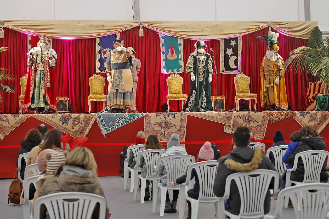 A pesar de la pandemia, Melchor, Gaspar y Baltasar no han querido olvidarse de los regalos de ningún niño de Asturias y han realizado un recorrido de lo más completo a lo largo de toda la región. Eso sí, siempre cumpliendo las medidas de seguridad frente al coronavirus. Por eso los Reyes Magos de Oriente no han podido realizar las tradicionales cabalgatas. Así, durante el pasado lunes y este martes, Sus Majestades, acompañados del Príncipe Aliatar, han atendido las peticiones de los más pequeños de Oviedo, Gijón, Avilés, Mieres, Colloto, Villaviciosa, Cangas del Narcea, Lugones y muchos otros municipios asturianos. 