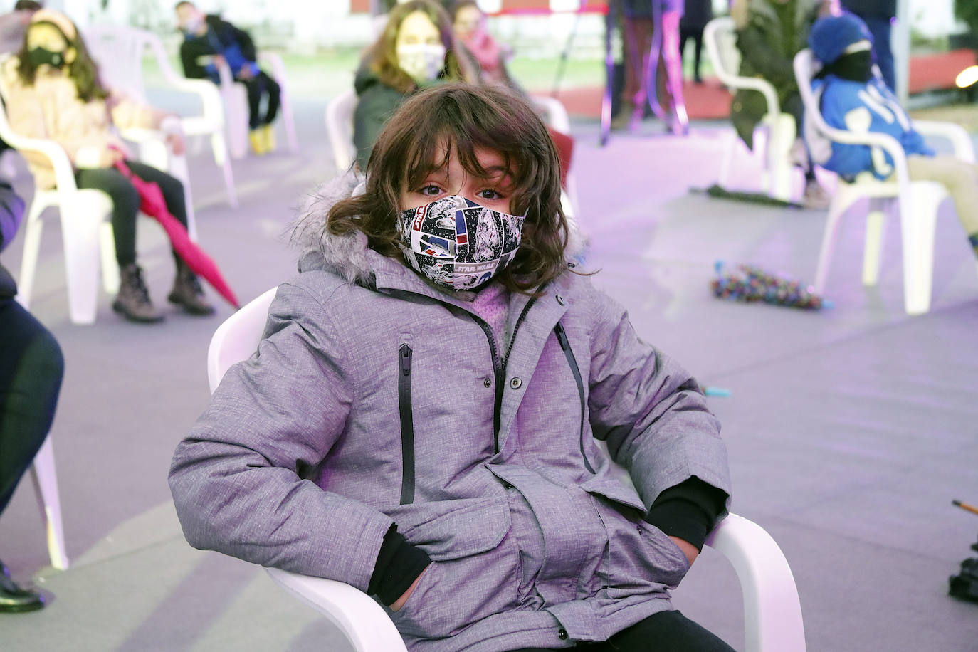 A pesar de la pandemia, Melchor, Gaspar y Baltasar no han querido olvidarse de los regalos de ningún niño de Asturias y han realizado un recorrido de lo más completo a lo largo de toda la región. Eso sí, siempre cumpliendo las medidas de seguridad frente al coronavirus. Por eso los Reyes Magos de Oriente no han podido realizar las tradicionales cabalgatas. Así, durante el pasado lunes y este martes, Sus Majestades, acompañados del Príncipe Aliatar, han atendido las peticiones de los más pequeños de Oviedo, Gijón, Avilés, Mieres, Colloto, Villaviciosa, Cangas del Narcea, Lugones y muchos otros municipios asturianos. 