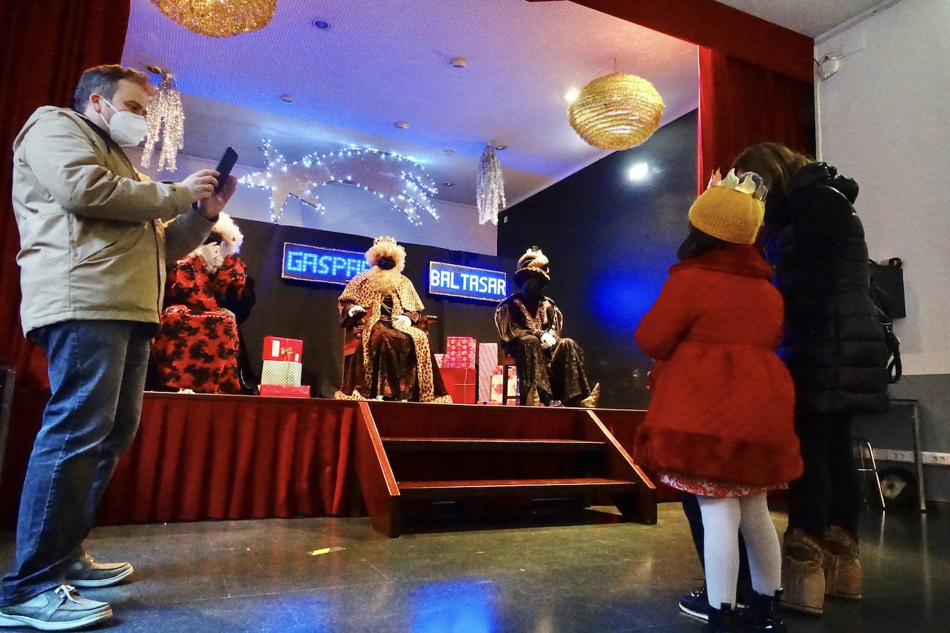 A pesar de la pandemia, Melchor, Gaspar y Baltasar no han querido olvidarse de los regalos de ningún niño de Asturias y han realizado un recorrido de lo más completo a lo largo de toda la región. Eso sí, siempre cumpliendo las medidas de seguridad frente al coronavirus. Por eso los Reyes Magos de Oriente no han podido realizar las tradicionales cabalgatas. Así, durante el pasado lunes y este martes, Sus Majestades, acompañados del Príncipe Aliatar, han atendido las peticiones de los más pequeños de Oviedo, Gijón, Avilés, Mieres, Colloto, Villaviciosa, Cangas del Narcea, Lugones, Arriondas, Ribadesella, Cangas de Onís y muchos otros municipios asturianos. 