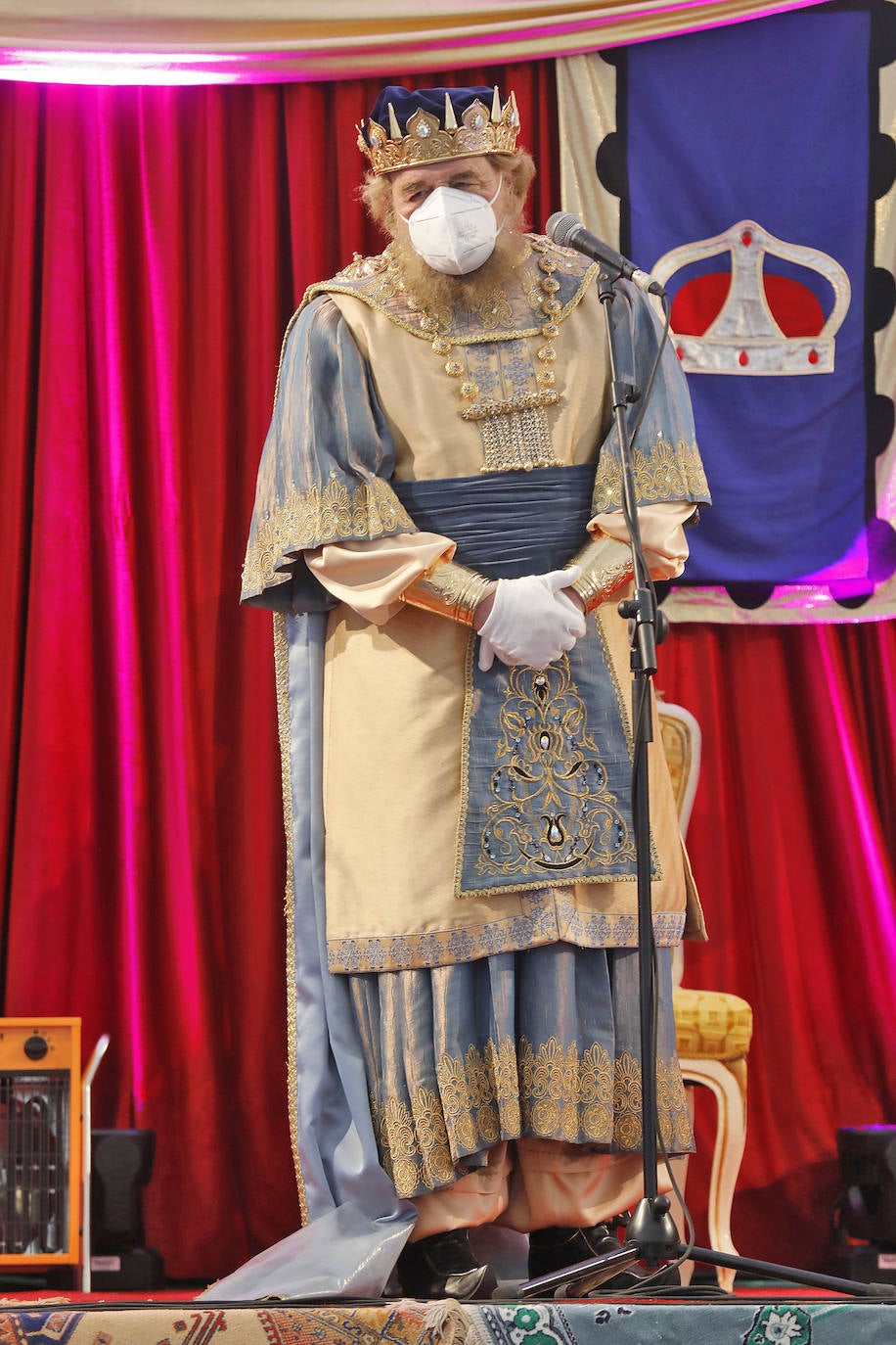 A pesar de la pandemia, Melchor, Gaspar y Baltasar no han querido olvidarse de los regalos de ningún niño de Asturias y han realizado un recorrido de lo más completo a lo largo de toda la región. Eso sí, siempre cumpliendo las medidas de seguridad frente al coronavirus. Por eso los Reyes Magos de Oriente no han podido realizar las tradicionales cabalgatas. Así, durante el pasado lunes y este martes, Sus Majestades, acompañados del Príncipe Aliatar, han atendido las peticiones de los más pequeños de Oviedo, Gijón, Avilés, Mieres, Colloto, Villaviciosa, Cangas del Narcea, Lugones, Arriondas, Ribadesella, Cangas de Onís y muchos otros municipios asturianos. 