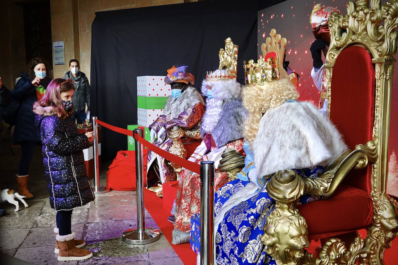 A pesar de la pandemia, Melchor, Gaspar y Baltasar no han querido olvidarse de los regalos de ningún niño de Asturias y han realizado un recorrido de lo más completo a lo largo de toda la región. Eso sí, siempre cumpliendo las medidas de seguridad frente al coronavirus. Por eso los Reyes Magos de Oriente no han podido realizar las tradicionales cabalgatas. Así, durante el pasado lunes y este martes, Sus Majestades, acompañados del Príncipe Aliatar, han atendido las peticiones de los más pequeños de Oviedo, Gijón, Avilés, Mieres, Colloto, Villaviciosa, Cangas del Narcea, Lugones, Arriondas, Ribadesella, Cangas de Onís y muchos otros municipios asturianos. 