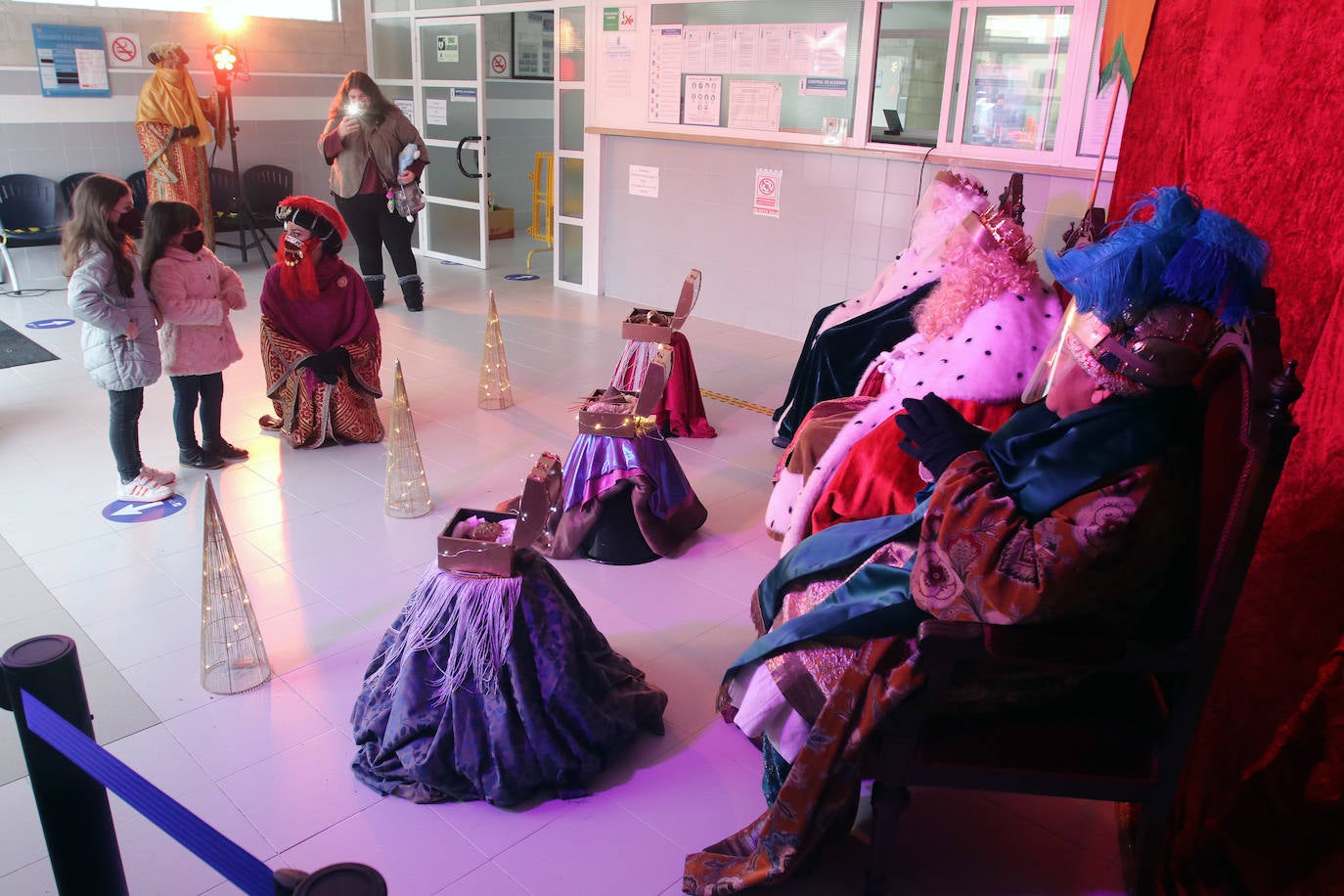 A pesar de la pandemia, Melchor, Gaspar y Baltasar no han querido olvidarse de los regalos de ningún niño de Asturias y han realizado un recorrido de lo más completo a lo largo de toda la región. Eso sí, siempre cumpliendo las medidas de seguridad frente al coronavirus. Por eso los Reyes Magos de Oriente no han podido realizar las tradicionales cabalgatas. Así, durante el pasado lunes y este martes, Sus Majestades, acompañados del Príncipe Aliatar, han atendido las peticiones de los más pequeños de Oviedo, Gijón, Avilés, Mieres, Colloto, Villaviciosa, Cangas del Narcea, Lugones y muchos otros municipios asturianos. 