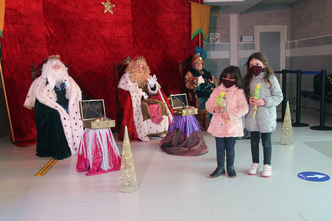 A pesar de la pandemia, Melchor, Gaspar y Baltasar no han querido olvidarse de los regalos de ningún niño de Asturias y han realizado un recorrido de lo más completo a lo largo de toda la región. Eso sí, siempre cumpliendo las medidas de seguridad frente al coronavirus. Por eso los Reyes Magos de Oriente no han podido realizar las tradicionales cabalgatas. Así, durante el pasado lunes y este martes, Sus Majestades, acompañados del Príncipe Aliatar, han atendido las peticiones de los más pequeños de Oviedo, Gijón, Avilés, Mieres, Colloto, Villaviciosa, Cangas del Narcea, Lugones y muchos otros municipios asturianos. 