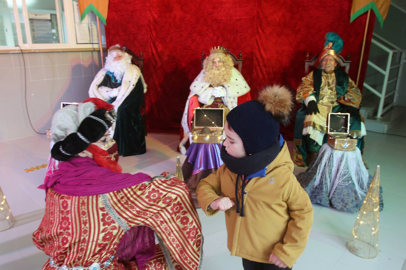 A pesar de la pandemia, Melchor, Gaspar y Baltasar no han querido olvidarse de los regalos de ningún niño de Asturias y han realizado un recorrido de lo más completo a lo largo de toda la región. Eso sí, siempre cumpliendo las medidas de seguridad frente al coronavirus. Por eso los Reyes Magos de Oriente no han podido realizar las tradicionales cabalgatas. Así, durante el pasado lunes y este martes, Sus Majestades, acompañados del Príncipe Aliatar, han atendido las peticiones de los más pequeños de Oviedo, Gijón, Avilés, Mieres, Colloto, Villaviciosa, Cangas del Narcea, Lugones y muchos otros municipios asturianos. 