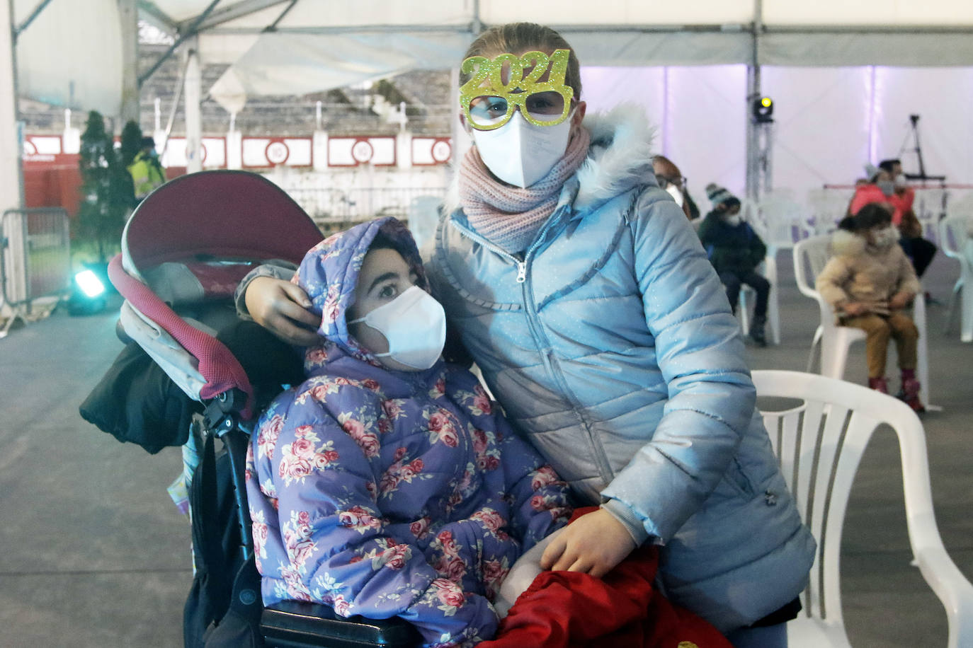 A pesar de la pandemia, Melchor, Gaspar y Baltasar no han querido olvidarse de los regalos de ningún niño de Asturias y han realizado un recorrido de lo más completo a lo largo de toda la región. Eso sí, siempre cumpliendo las medidas de seguridad frente al coronavirus. Por eso los Reyes Magos de Oriente no han podido realizar las tradicionales cabalgatas. Así, durante el pasado lunes y este martes, Sus Majestades, acompañados del Príncipe Aliatar, han atendido las peticiones de los más pequeños de Oviedo, Gijón, Avilés, Mieres, Colloto, Villaviciosa, Cangas del Narcea, Lugones y muchos otros municipios asturianos. 