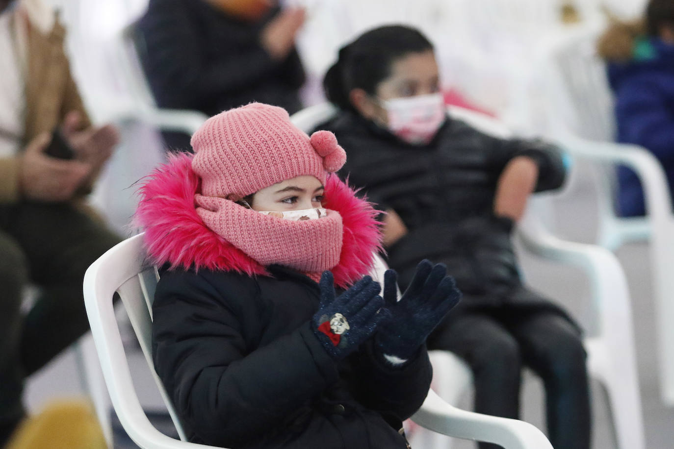 A pesar de la pandemia, Melchor, Gaspar y Baltasar no han querido olvidarse de los regalos de ningún niño de Asturias y han realizado un recorrido de lo más completo a lo largo de toda la región. Eso sí, siempre cumpliendo las medidas de seguridad frente al coronavirus. Por eso los Reyes Magos de Oriente no han podido realizar las tradicionales cabalgatas. Así, durante el pasado lunes y este martes, Sus Majestades, acompañados del Príncipe Aliatar, han atendido las peticiones de los más pequeños de Oviedo, Gijón, Avilés, Mieres, Colloto, Villaviciosa, Cangas del Narcea, Lugones y muchos otros municipios asturianos. 