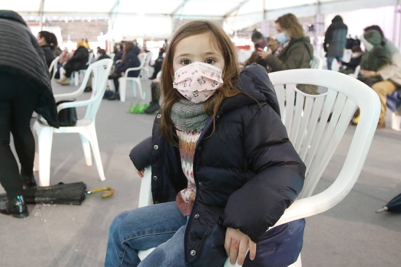 A pesar de la pandemia, Melchor, Gaspar y Baltasar no han querido olvidarse de los regalos de ningún niño de Asturias y han realizado un recorrido de lo más completo a lo largo de toda la región. Eso sí, siempre cumpliendo las medidas de seguridad frente al coronavirus. Por eso los Reyes Magos de Oriente no han podido realizar las tradicionales cabalgatas. Así, durante el pasado lunes y este martes, Sus Majestades, acompañados del Príncipe Aliatar, han atendido las peticiones de los más pequeños de Oviedo, Gijón, Avilés, Mieres, Colloto, Villaviciosa, Cangas del Narcea, Lugones y muchos otros municipios asturianos. 