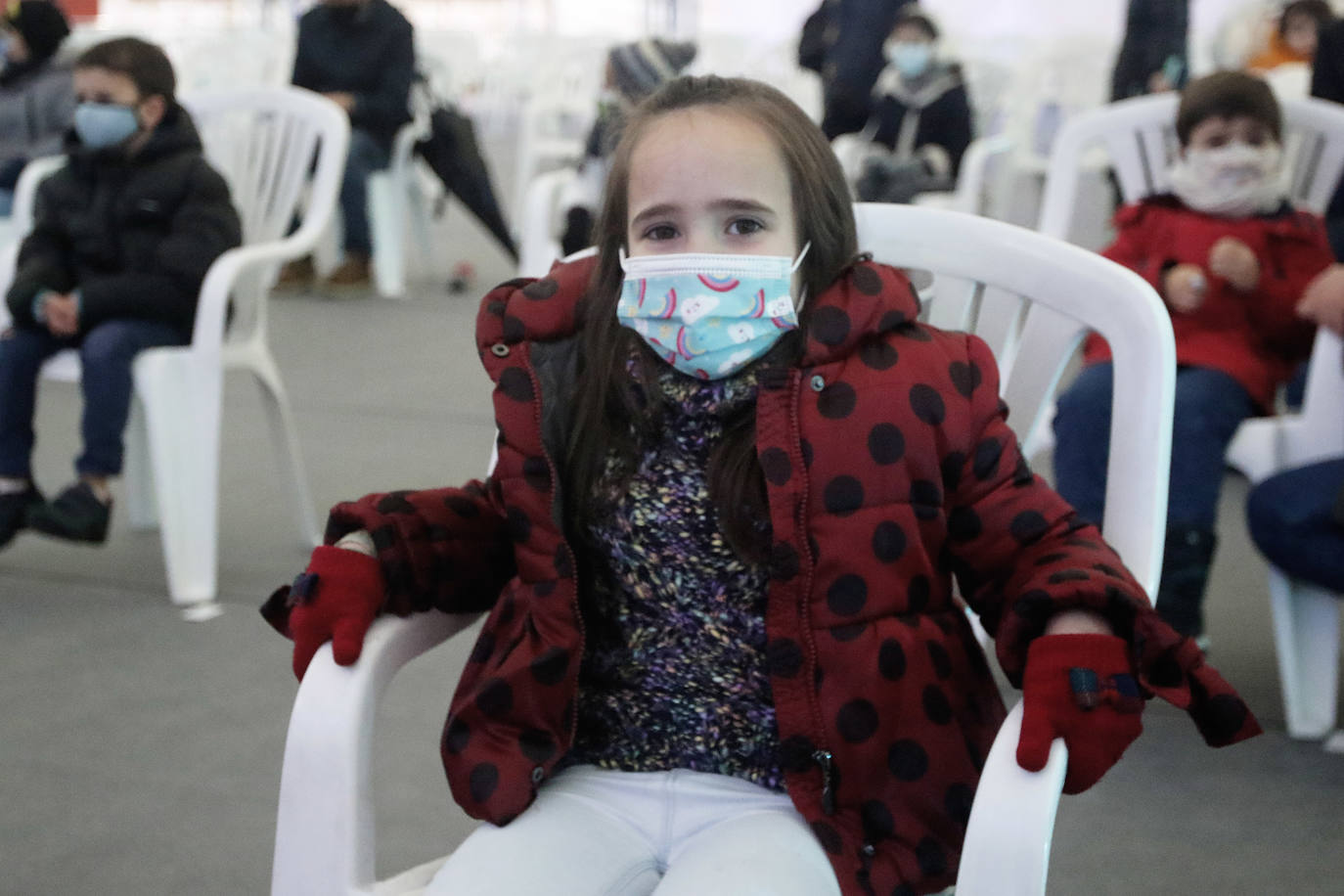 A pesar de la pandemia, Melchor, Gaspar y Baltasar no han querido olvidarse de los regalos de ningún niño de Asturias y han realizado un recorrido de lo más completo a lo largo de toda la región. Eso sí, siempre cumpliendo las medidas de seguridad frente al coronavirus. Por eso los Reyes Magos de Oriente no han podido realizar las tradicionales cabalgatas. Así, durante el pasado lunes y este martes, Sus Majestades, acompañados del Príncipe Aliatar, han atendido las peticiones de los más pequeños de Oviedo, Gijón, Avilés, Mieres, Colloto, Villaviciosa, Cangas del Narcea, Lugones y muchos otros municipios asturianos. 