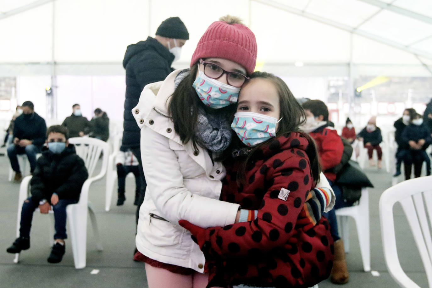 A pesar de la pandemia, Melchor, Gaspar y Baltasar no han querido olvidarse de los regalos de ningún niño de Asturias y han realizado un recorrido de lo más completo a lo largo de toda la región. Eso sí, siempre cumpliendo las medidas de seguridad frente al coronavirus. Por eso los Reyes Magos de Oriente no han podido realizar las tradicionales cabalgatas. Así, durante el pasado lunes y este martes, Sus Majestades, acompañados del Príncipe Aliatar, han atendido las peticiones de los más pequeños de Oviedo, Gijón, Avilés, Mieres, Colloto, Villaviciosa, Cangas del Narcea, Lugones y muchos otros municipios asturianos. 