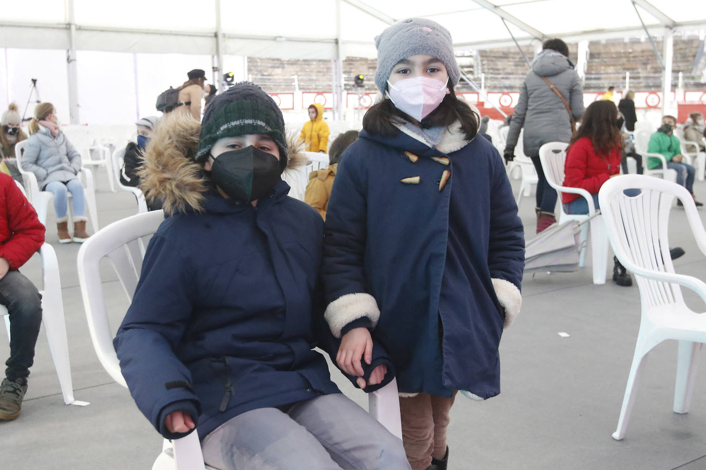 A pesar de la pandemia, Melchor, Gaspar y Baltasar no han querido olvidarse de los regalos de ningún niño de Asturias y han realizado un recorrido de lo más completo a lo largo de toda la región. Eso sí, siempre cumpliendo las medidas de seguridad frente al coronavirus. Por eso los Reyes Magos de Oriente no han podido realizar las tradicionales cabalgatas. Así, durante el pasado lunes y este martes, Sus Majestades, acompañados del Príncipe Aliatar, han atendido las peticiones de los más pequeños de Oviedo, Gijón, Avilés, Mieres, Colloto, Villaviciosa, Cangas del Narcea, Lugones y muchos otros municipios asturianos. 