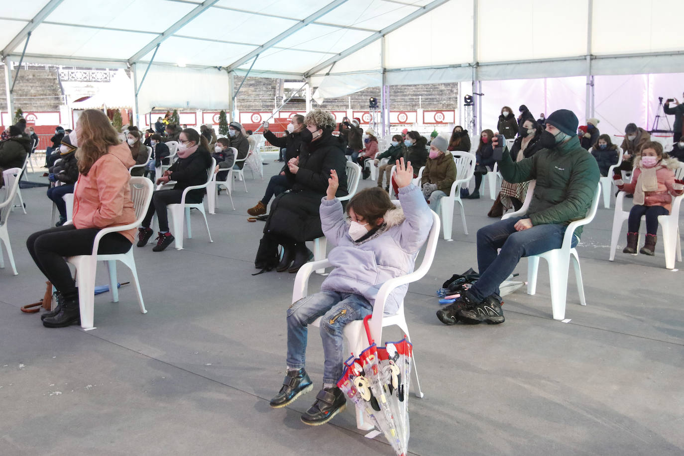 A pesar de la pandemia, Melchor, Gaspar y Baltasar no han querido olvidarse de los regalos de ningún niño de Asturias y han realizado un recorrido de lo más completo a lo largo de toda la región. Eso sí, siempre cumpliendo las medidas de seguridad frente al coronavirus. Por eso los Reyes Magos de Oriente no han podido realizar las tradicionales cabalgatas. Así, durante el pasado lunes y este martes, Sus Majestades, acompañados del Príncipe Aliatar, han atendido las peticiones de los más pequeños de Oviedo, Gijón, Avilés, Mieres, Colloto, Villaviciosa, Cangas del Narcea, Lugones y muchos otros municipios asturianos. 