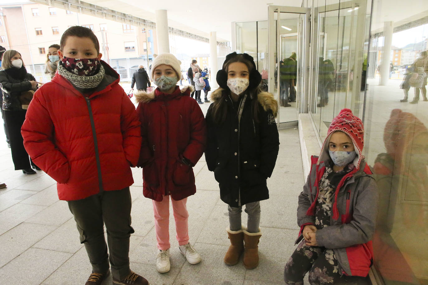 A pesar de la pandemia, Melchor, Gaspar y Baltasar no han querido olvidarse de los regalos de ningún niño de Asturias y han realizado un recorrido de lo más completo a lo largo de toda la región. Eso sí, siempre cumpliendo las medidas de seguridad frente al coronavirus. Por eso los Reyes Magos de Oriente no han podido realizar las tradicionales cabalgatas. Así, durante el pasado lunes y este martes, Sus Majestades, acompañados del Príncipe Aliatar, han atendido las peticiones de los más pequeños de Oviedo, Gijón, Avilés, Mieres, Colloto, Villaviciosa, Cangas del Narcea, Lugones, Arriondas, Ribadesella, Cangas de Onís y muchos otros municipios asturianos. 