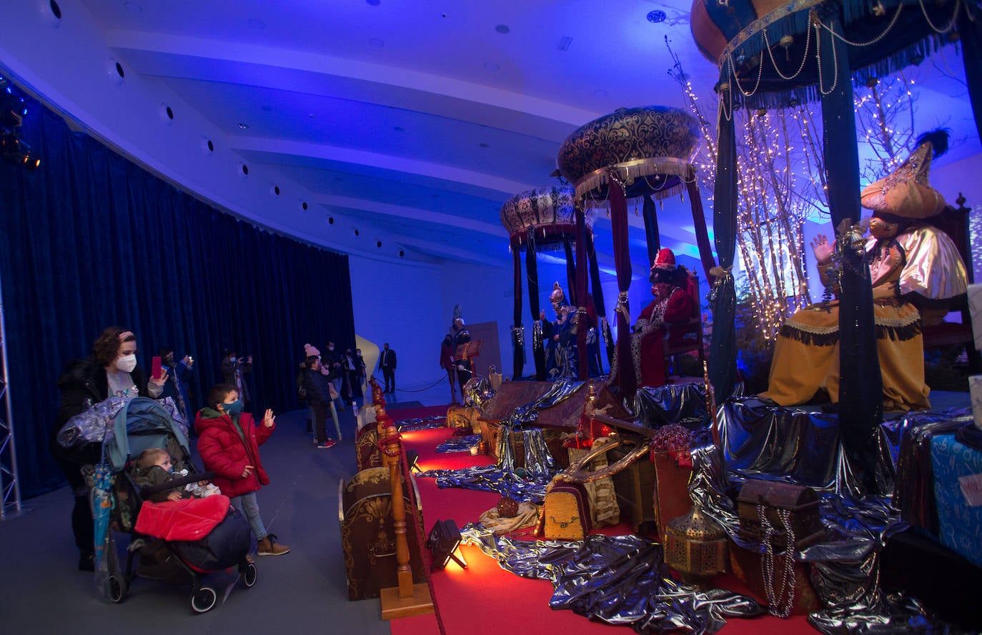 A pesar de la pandemia, Melchor, Gaspar y Baltasar no han querido olvidarse de los regalos de ningún niño de Asturias y han realizado un recorrido de lo más completo a lo largo de toda la región. Eso sí, siempre cumpliendo las medidas de seguridad frente al coronavirus. Por eso los Reyes Magos de Oriente no han podido realizar las tradicionales cabalgatas. Así, durante el pasado lunes y este martes, Sus Majestades, acompañados del Príncipe Aliatar, han atendido las peticiones de los más pequeños de Oviedo, Gijón, Avilés, Mieres, Colloto, Villaviciosa, Cangas del Narcea, Lugones y muchos otros municipios asturianos. 