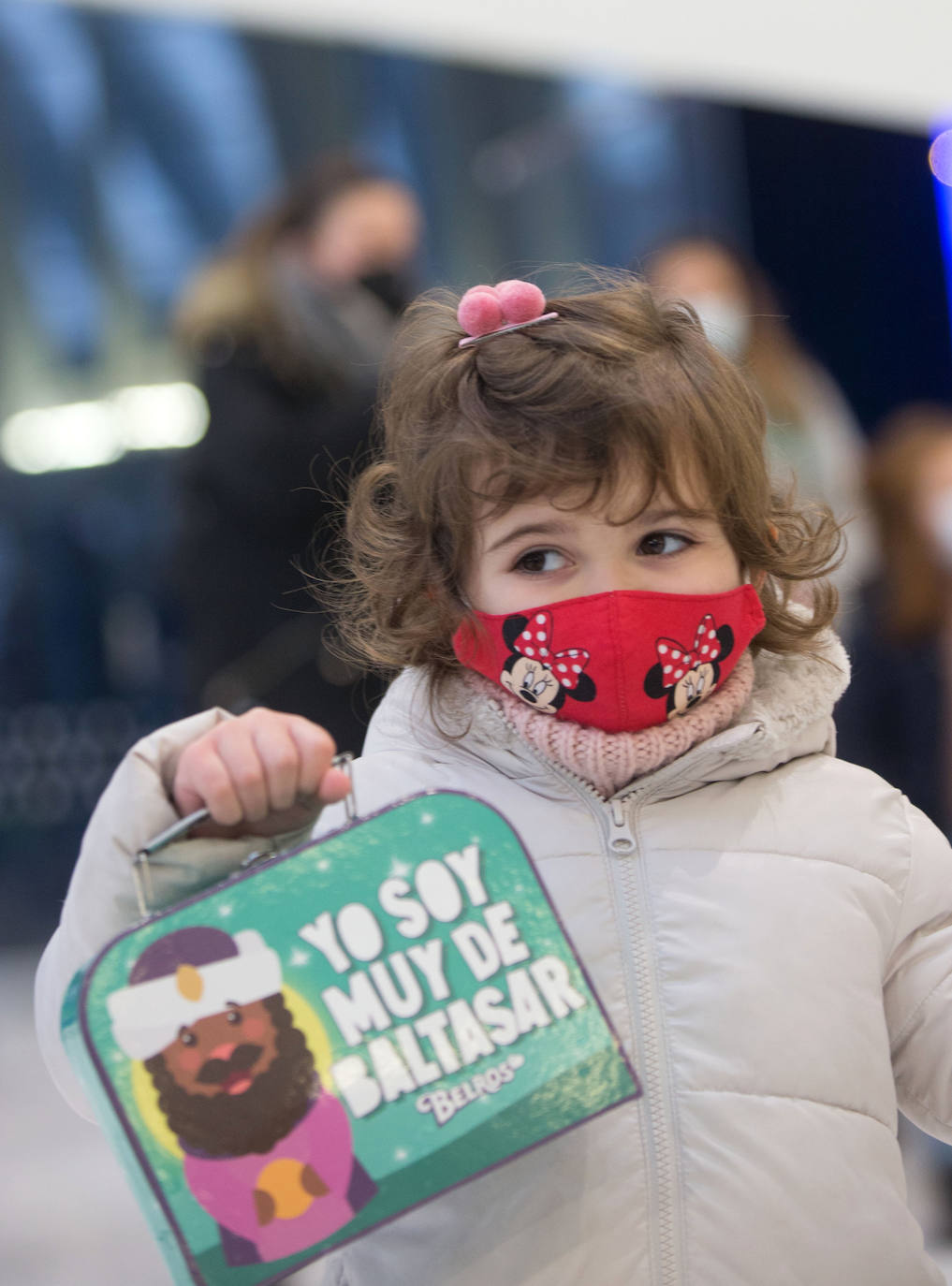 A pesar de la pandemia, Melchor, Gaspar y Baltasar no han querido olvidarse de los regalos de ningún niño de Asturias y han realizado un recorrido de lo más completo a lo largo de toda la región. Eso sí, siempre cumpliendo las medidas de seguridad frente al coronavirus. Por eso los Reyes Magos de Oriente no han podido realizar las tradicionales cabalgatas. Así, durante el pasado lunes y este martes, Sus Majestades, acompañados del Príncipe Aliatar, han atendido las peticiones de los más pequeños de Oviedo, Gijón, Avilés, Mieres, Colloto, Villaviciosa, Cangas del Narcea, Lugones y muchos otros municipios asturianos. 