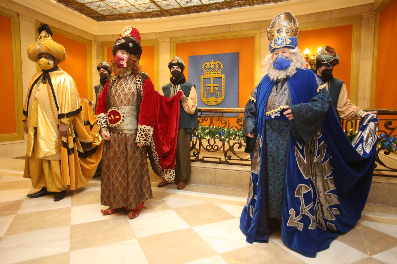 A pesar de la pandemia, Melchor, Gaspar y Baltasar no han querido olvidarse de los regalos de ningún niño de Asturias y han realizado un recorrido de lo más completo a lo largo de toda la región. Eso sí, siempre cumpliendo las medidas de seguridad frente al coronavirus. Por eso los Reyes Magos de Oriente no han podido realizar las tradicionales cabalgatas. Así, durante el pasado lunes y este martes, Sus Majestades, acompañados del Príncipe Aliatar, han atendido las peticiones de los más pequeños de Oviedo, Gijón, Avilés, Mieres, Colloto, Villaviciosa, Cangas del Narcea, Lugones y muchos otros municipios asturianos. 