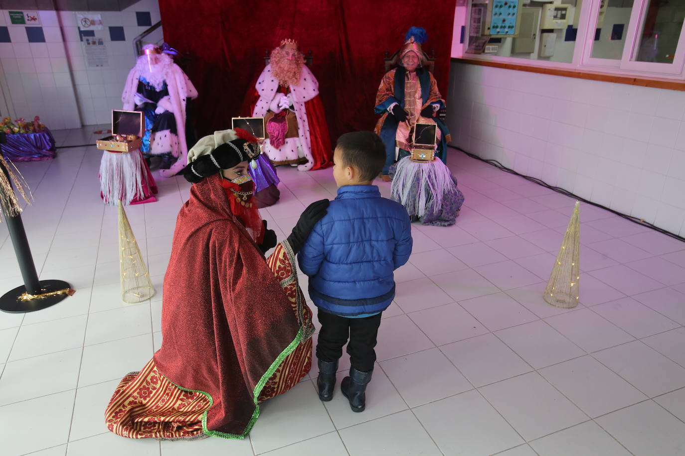 A pesar de la pandemia, Melchor, Gaspar y Baltasar no han querido olvidarse de los regalos de ningún niño de Asturias y han realizado un recorrido de lo más completo a lo largo de toda la región. Eso sí, siempre cumpliendo las medidas de seguridad frente al coronavirus. Por eso los Reyes Magos de Oriente no han podido realizar las tradicionales cabalgatas. Así, durante el pasado lunes y este martes, Sus Majestades, acompañados del Príncipe Aliatar, han atendido las peticiones de los más pequeños de Oviedo, Gijón, Avilés, Mieres, Colloto, Villaviciosa, Cangas del Narcea, Lugones y muchos otros municipios asturianos. 