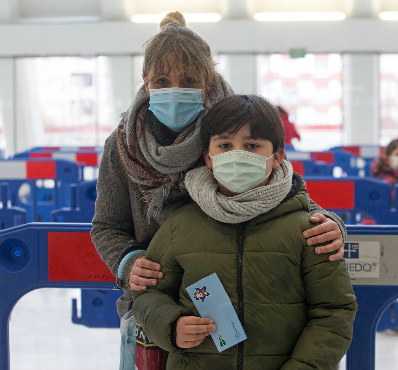 A pesar de la pandemia, Melchor, Gaspar y Baltasar no han querido olvidarse de los regalos de ningún niño de Asturias y han realizado un recorrido de lo más completo a lo largo de toda la región. Eso sí, siempre cumpliendo las medidas de seguridad frente al coronavirus. Por eso los Reyes Magos de Oriente no han podido realizar las tradicionales cabalgatas. Así, durante el pasado lunes y este martes, Sus Majestades, acompañados del Príncipe Aliatar, han atendido las peticiones de los más pequeños de Oviedo, Gijón, Avilés, Mieres, Colloto, Villaviciosa, Cangas del Narcea, Lugones y muchos otros municipios asturianos. 