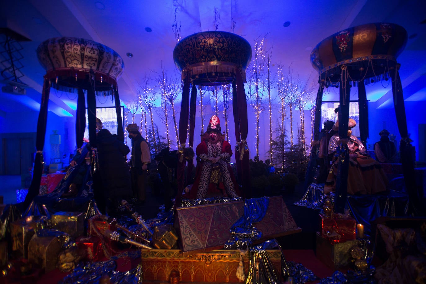 A pesar de la pandemia, Melchor, Gaspar y Baltasar no han querido olvidarse de los regalos de ningún niño de Asturias y han realizado un recorrido de lo más completo a lo largo de toda la región. Eso sí, siempre cumpliendo las medidas de seguridad frente al coronavirus. Por eso los Reyes Magos de Oriente no han podido realizar las tradicionales cabalgatas. Así, durante el pasado lunes y este martes, Sus Majestades, acompañados del Príncipe Aliatar, han atendido las peticiones de los más pequeños de Oviedo, Gijón, Avilés, Mieres, Colloto, Villaviciosa, Cangas del Narcea, Lugones y muchos otros municipios asturianos. 