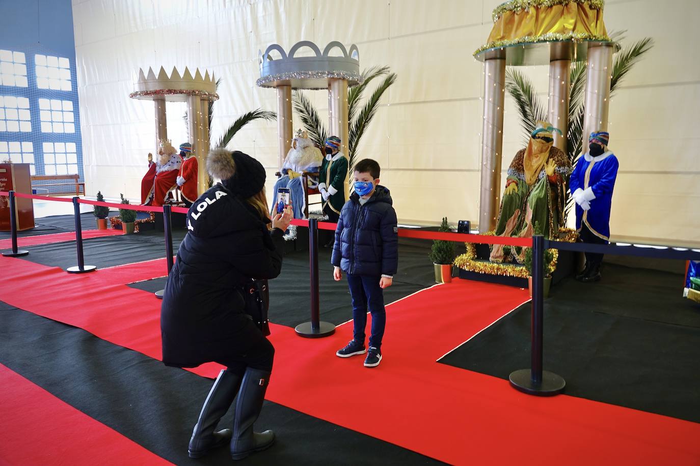 A pesar de la pandemia, Melchor, Gaspar y Baltasar no han querido olvidarse de los regalos de ningún niño de Asturias y han realizado un recorrido de lo más completo a lo largo de toda la región. Eso sí, siempre cumpliendo las medidas de seguridad frente al coronavirus. Por eso los Reyes Magos de Oriente no han podido realizar las tradicionales cabalgatas. Así, durante el pasado lunes y este martes, Sus Majestades, acompañados del Príncipe Aliatar, han atendido las peticiones de los más pequeños de Oviedo, Gijón, Avilés, Mieres, Colloto, Villaviciosa, Cangas del Narcea, Lugones, Arriondas, Ribadesella, Cangas de Onís y muchos otros municipios asturianos. 