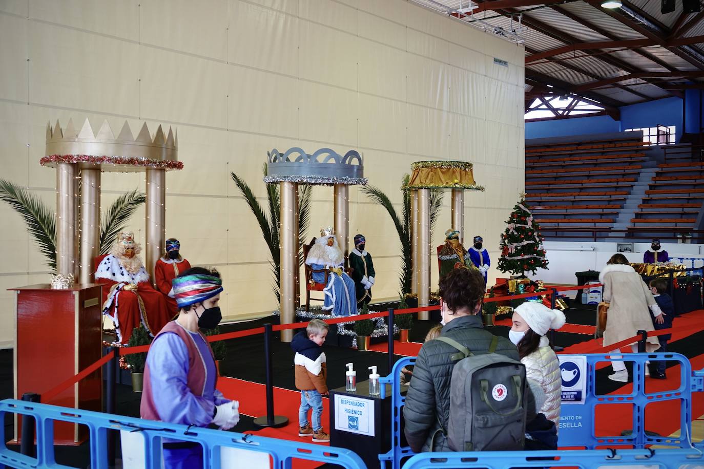 A pesar de la pandemia, Melchor, Gaspar y Baltasar no han querido olvidarse de los regalos de ningún niño de Asturias y han realizado un recorrido de lo más completo a lo largo de toda la región. Eso sí, siempre cumpliendo las medidas de seguridad frente al coronavirus. Por eso los Reyes Magos de Oriente no han podido realizar las tradicionales cabalgatas. Así, durante el pasado lunes y este martes, Sus Majestades, acompañados del Príncipe Aliatar, han atendido las peticiones de los más pequeños de Oviedo, Gijón, Avilés, Mieres, Colloto, Villaviciosa, Cangas del Narcea, Lugones, Arriondas, Ribadesella, Cangas de Onís y muchos otros municipios asturianos. 