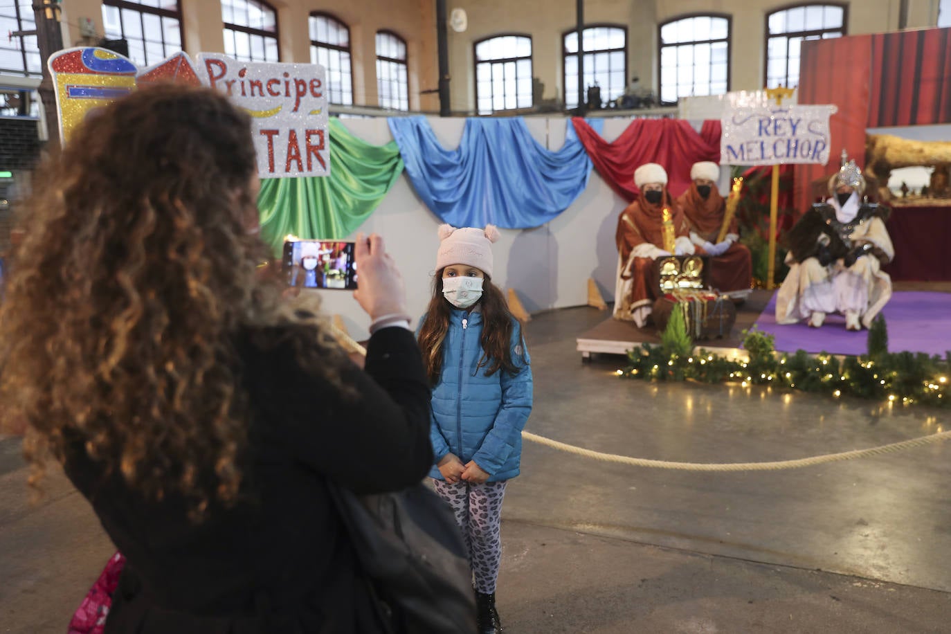 A pesar de la pandemia, Melchor, Gaspar y Baltasar no han querido olvidarse de los regalos de ningún niño de Asturias y han realizado un recorrido de lo más completo a lo largo de toda la región. Eso sí, siempre cumpliendo las medidas de seguridad frente al coronavirus. Por eso los Reyes Magos de Oriente no han podido realizar las tradicionales cabalgatas. Así, durante el pasado lunes y este martes, Sus Majestades, acompañados del Príncipe Aliatar, han atendido las peticiones de los más pequeños de Oviedo, Gijón, Avilés, Mieres, Colloto, Villaviciosa, Cangas del Narcea, Lugones y muchos otros municipios asturianos. 