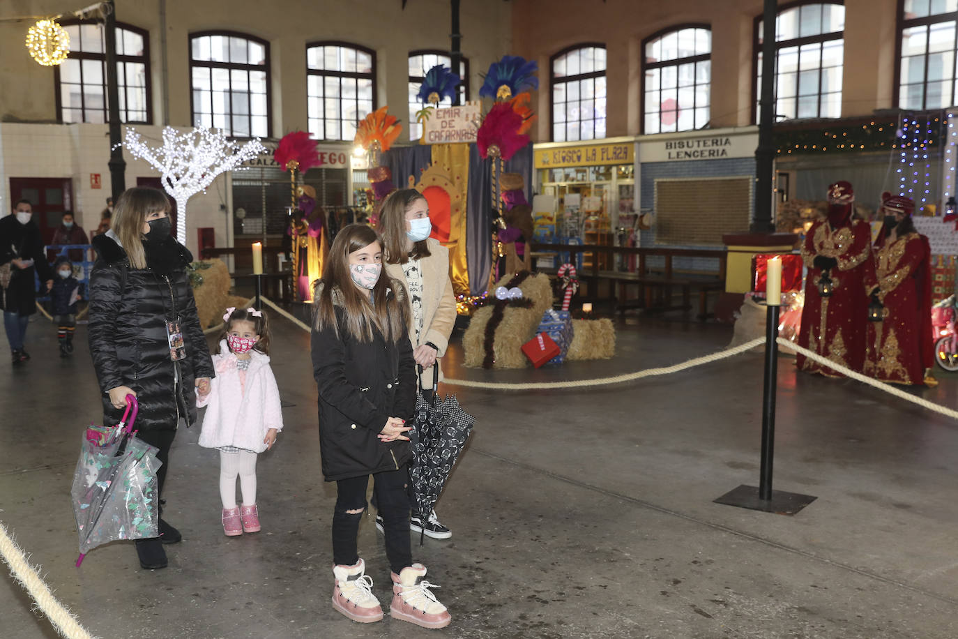 A pesar de la pandemia, Melchor, Gaspar y Baltasar no han querido olvidarse de los regalos de ningún niño de Asturias y han realizado un recorrido de lo más completo a lo largo de toda la región. Eso sí, siempre cumpliendo las medidas de seguridad frente al coronavirus. Por eso los Reyes Magos de Oriente no han podido realizar las tradicionales cabalgatas. Así, durante el pasado lunes y este martes, Sus Majestades, acompañados del Príncipe Aliatar, han atendido las peticiones de los más pequeños de Oviedo, Gijón, Avilés, Mieres, Colloto, Villaviciosa, Cangas del Narcea, Lugones y muchos otros municipios asturianos. 