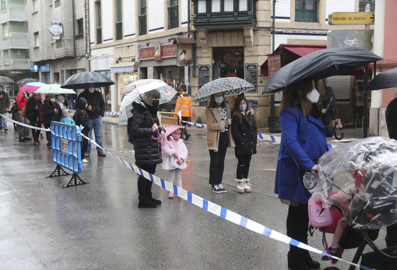 A pesar de la pandemia, Melchor, Gaspar y Baltasar no han querido olvidarse de los regalos de ningún niño de Asturias y han realizado un recorrido de lo más completo a lo largo de toda la región. Eso sí, siempre cumpliendo las medidas de seguridad frente al coronavirus. Por eso los Reyes Magos de Oriente no han podido realizar las tradicionales cabalgatas. Así, durante el pasado lunes y este martes, Sus Majestades, acompañados del Príncipe Aliatar, han atendido las peticiones de los más pequeños de Oviedo, Gijón, Avilés, Mieres, Colloto, Villaviciosa, Cangas del Narcea, Lugones y muchos otros municipios asturianos. 