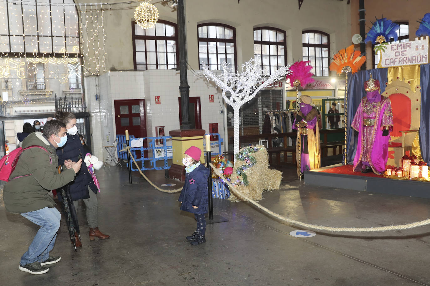 A pesar de la pandemia, Melchor, Gaspar y Baltasar no han querido olvidarse de los regalos de ningún niño de Asturias y han realizado un recorrido de lo más completo a lo largo de toda la región. Eso sí, siempre cumpliendo las medidas de seguridad frente al coronavirus. Por eso los Reyes Magos de Oriente no han podido realizar las tradicionales cabalgatas. Así, durante el pasado lunes y este martes, Sus Majestades, acompañados del Príncipe Aliatar, han atendido las peticiones de los más pequeños de Oviedo, Gijón, Avilés, Mieres, Colloto, Villaviciosa, Cangas del Narcea, Lugones y muchos otros municipios asturianos. 