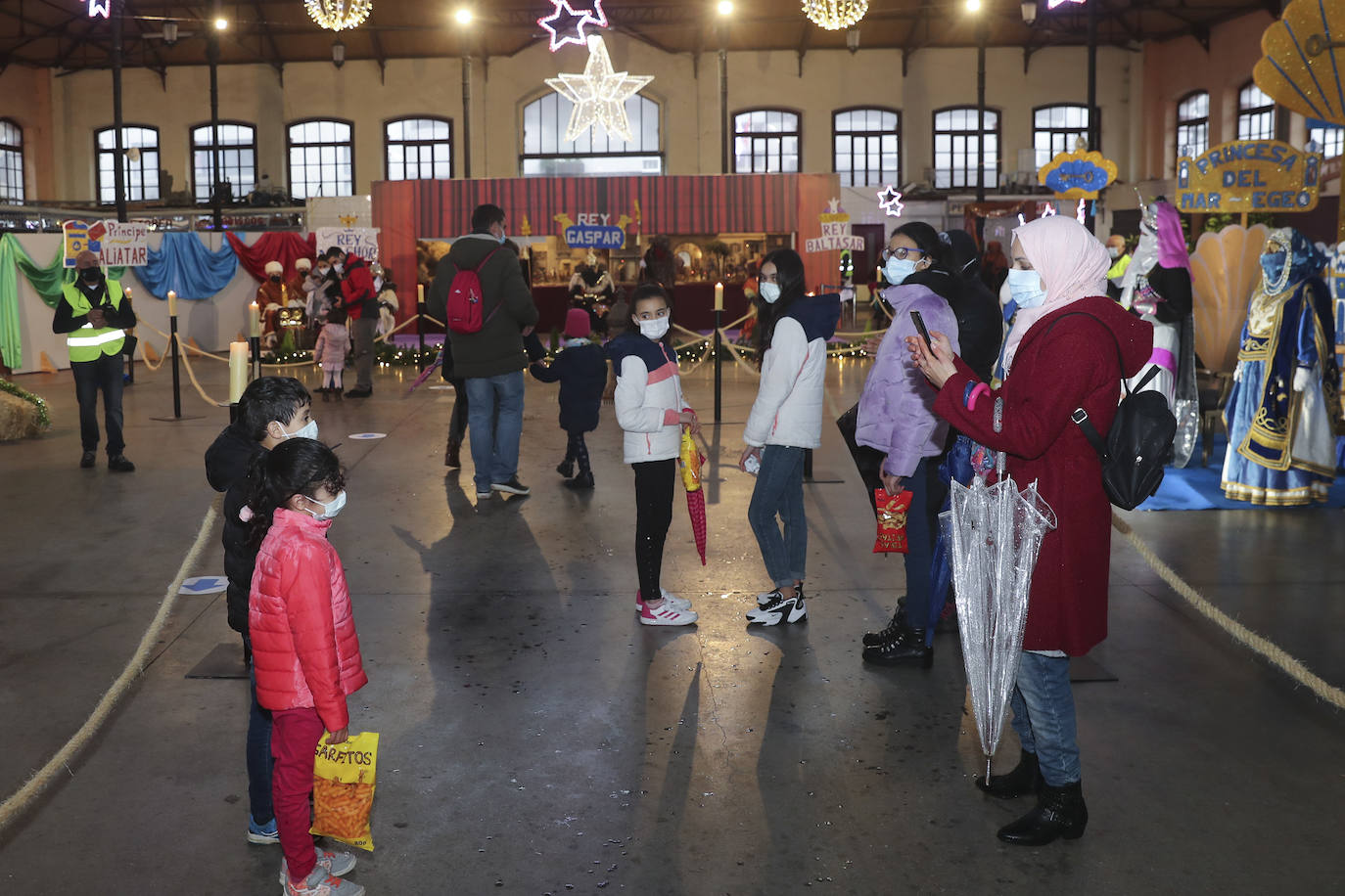 A pesar de la pandemia, Melchor, Gaspar y Baltasar no han querido olvidarse de los regalos de ningún niño de Asturias y han realizado un recorrido de lo más completo a lo largo de toda la región. Eso sí, siempre cumpliendo las medidas de seguridad frente al coronavirus. Por eso los Reyes Magos de Oriente no han podido realizar las tradicionales cabalgatas. Así, durante el pasado lunes y este martes, Sus Majestades, acompañados del Príncipe Aliatar, han atendido las peticiones de los más pequeños de Oviedo, Gijón, Avilés, Mieres, Colloto, Villaviciosa, Cangas del Narcea, Lugones y muchos otros municipios asturianos. 